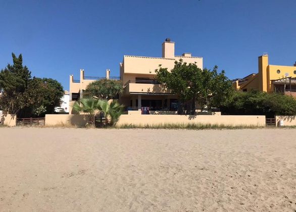 Foto 2 de Chalet en venta en Playa de las Gaviotas-El Pedrucho de 5 habitaciones con terraza y garaje