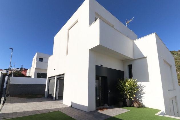 Foto 1 de Casa en venda a calle Juan de Juni de 3 habitacions amb terrassa i garatge