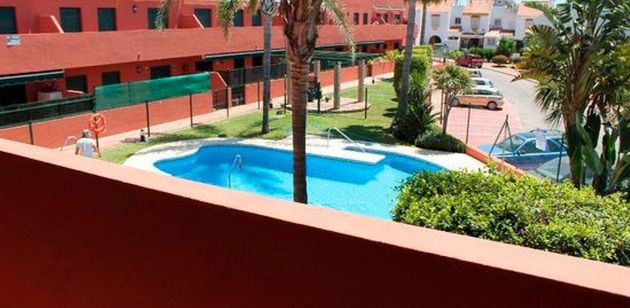 Foto 1 de Piso en venta en urbanización Marina de Casares de 2 habitaciones con terraza y piscina