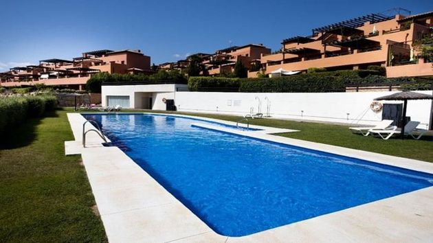 Foto 2 de Pis en venda a urbanización Casares Golf Garden de 2 habitacions amb terrassa i piscina