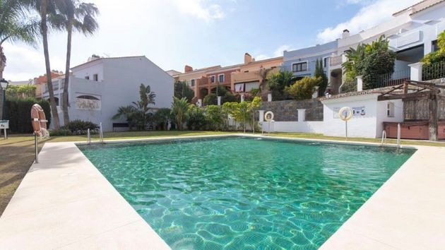 Foto 1 de Casa adossada en venda a urbanización Dos Hermanas II de 3 habitacions amb terrassa i piscina