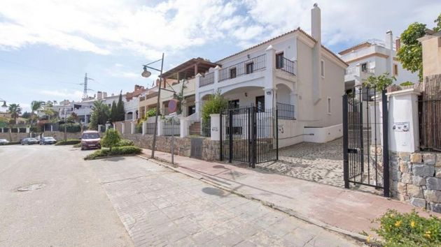 Foto 2 de Casa adossada en venda a urbanización Dos Hermanas II de 3 habitacions amb terrassa i piscina