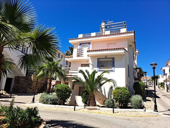 Foto 1 de Casa adossada en venda a urbanización Vistalmar Duquesa Norte de 5 habitacions amb terrassa i piscina
