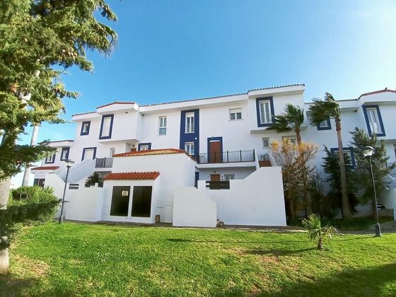 Foto 2 de Casa adossada en venda a urbanización Vistalmar Duquesa Norte de 5 habitacions amb terrassa i piscina