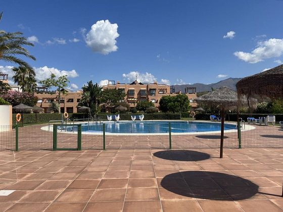Foto 2 de Piso en venta en urbanización Casares del Sol de 2 habitaciones con terraza y piscina