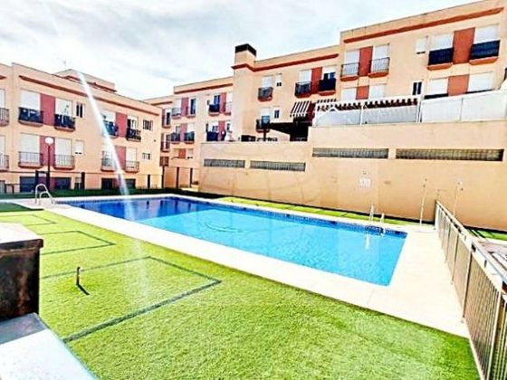 Foto 1 de Pis en venda a calle Portugal de 1 habitació amb piscina i jardí