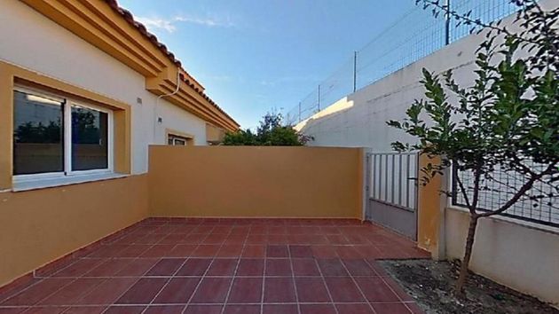 Foto 2 de Casa adossada en venda a calle Colmenar de 3 habitacions amb terrassa i piscina