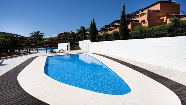 Foto 2 de Piso en venta en urbanización Casares Golf Garden de 3 habitaciones con terraza y piscina