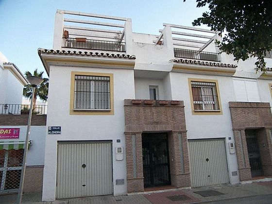 Foto 2 de Casa en venta en calle Alondra de 4 habitaciones con terraza y piscina