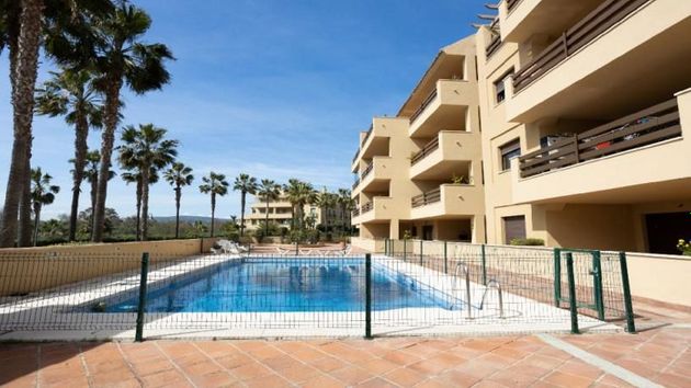 Foto 2 de Piso en venta en avenida De la Marina de 2 habitaciones con terraza y piscina