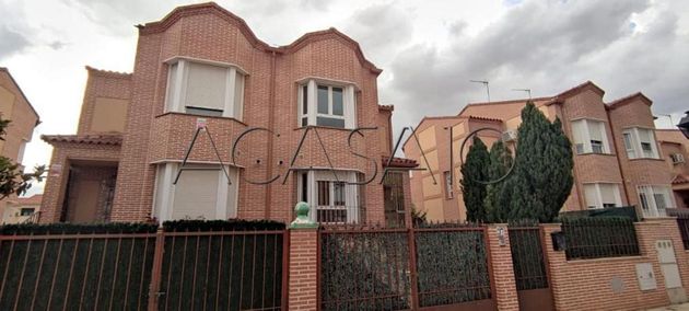 Foto 1 de Casa adossada en venda a Villaluenga de la Sagra de 3 habitacions amb garatge i jardí
