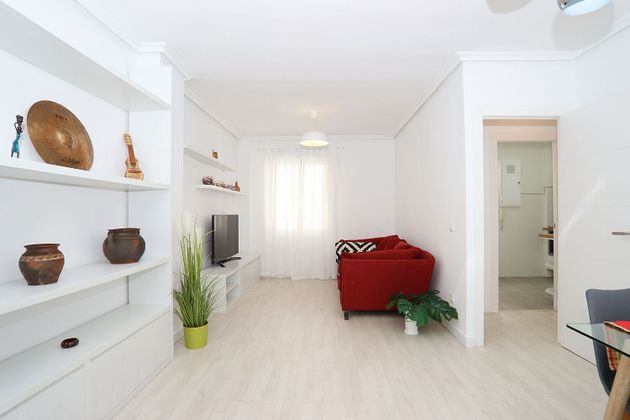 Foto 2 de Piso en alquiler en paseo Castellana de 2 habitaciones con jardín y muebles