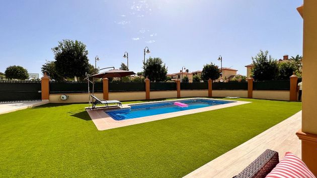 Foto 1 de Casa en venda a Mairena del Alcor de 4 habitacions amb terrassa i piscina