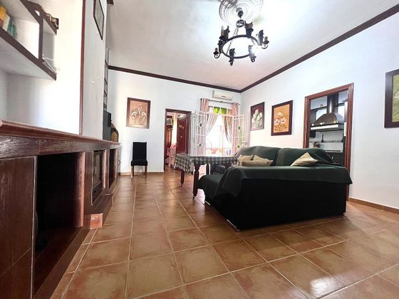 Foto 1 de Venta de casa en Villamanrique de la Condesa de 3 habitaciones con jardín