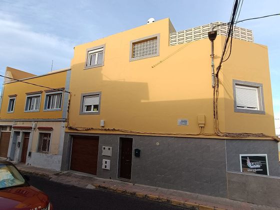 Foto 2 de Casa adossada en venda a calle Leonardo Hamaton Pilcher de 5 habitacions amb terrassa i garatge