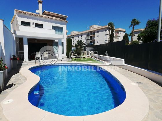 Foto 2 de Casa en venda a Capuchinos de 3 habitacions amb terrassa i piscina