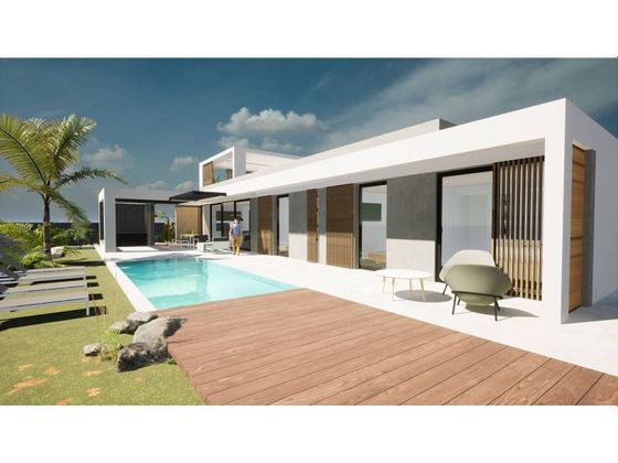 Foto 1 de Venta de casa en Corralejo de 3 habitaciones con terraza y piscina
