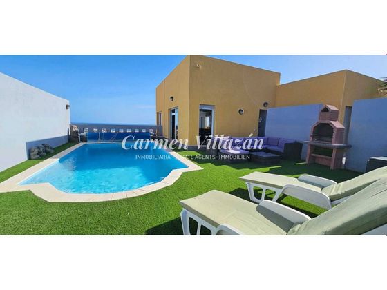 Foto 1 de Chalet en venta en Caleta de Fuste de 3 habitaciones con piscina y jardín