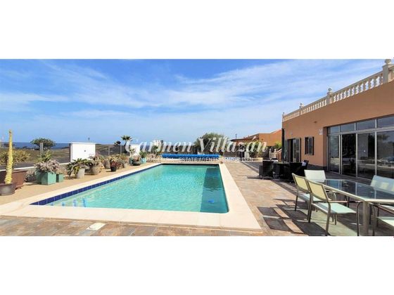 Foto 2 de Chalet en venta en Caleta de Fuste de 4 habitaciones con terraza y piscina