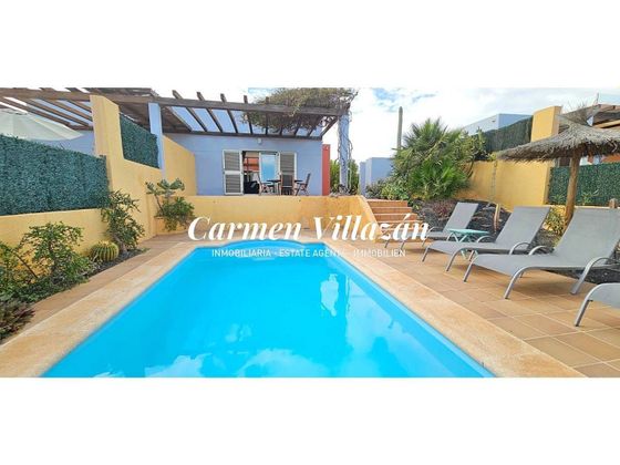 Foto 2 de Casa adossada en venda a Caleta de Fuste de 3 habitacions amb terrassa i piscina
