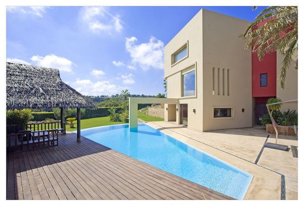 Foto 2 de Chalet en venta en Sotogrande Alto de 6 habitaciones con terraza y piscina