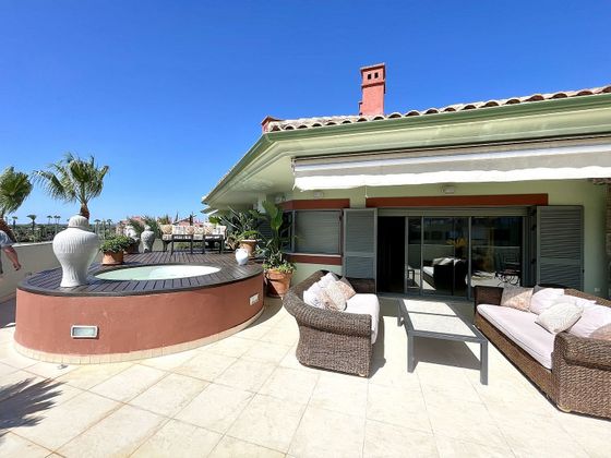 Foto 1 de Piso en venta en Puerto de Sotogrande-La Marina de 5 habitaciones con terraza y piscina