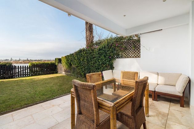 Foto 1 de Casa adossada en venda a Puerto de Sotogrande-La Marina de 3 habitacions amb terrassa i jardí