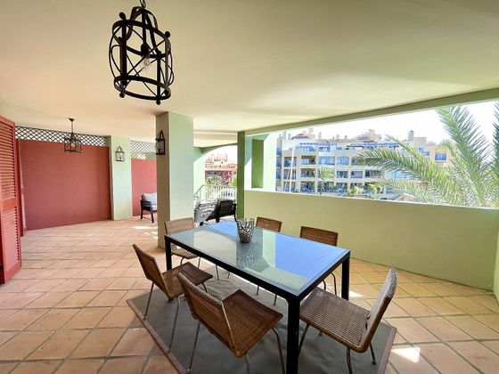 Foto 2 de Piso en venta en Puerto de Sotogrande-La Marina de 2 habitaciones con terraza y piscina