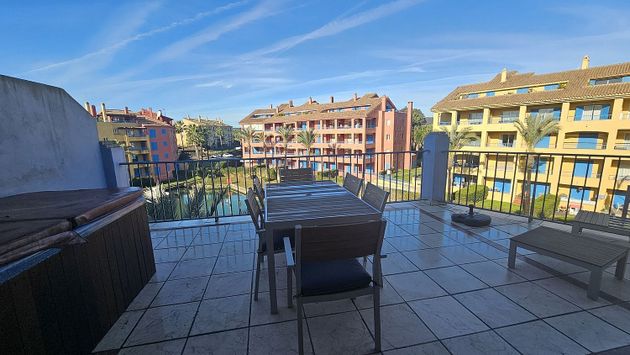 Foto 1 de Ático en venta en Puerto de Sotogrande-La Marina de 4 habitaciones con terraza y piscina