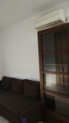 Foto 2 de Piso en alquiler en Gelves de 2 habitaciones con terraza y muebles