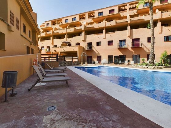 Foto 2 de Venta de piso en Benahavís de 2 habitaciones con terraza y piscina