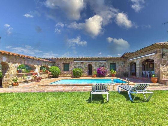 Foto 2 de Venta de casa rural en Castell d'Aro de 4 habitaciones con piscina y garaje