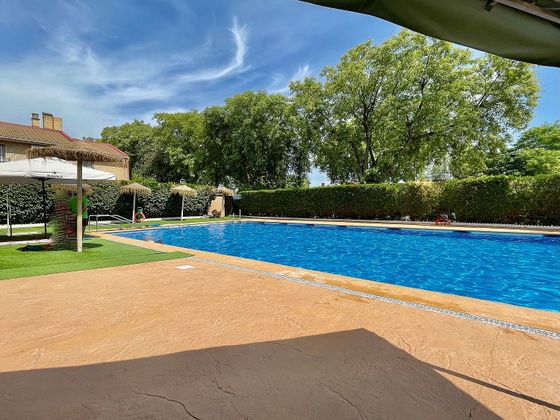 Foto 2 de Casa adossada en venda a Palacio de Congresos - Urbadiez - Entrepuentes de 4 habitacions amb terrassa i piscina