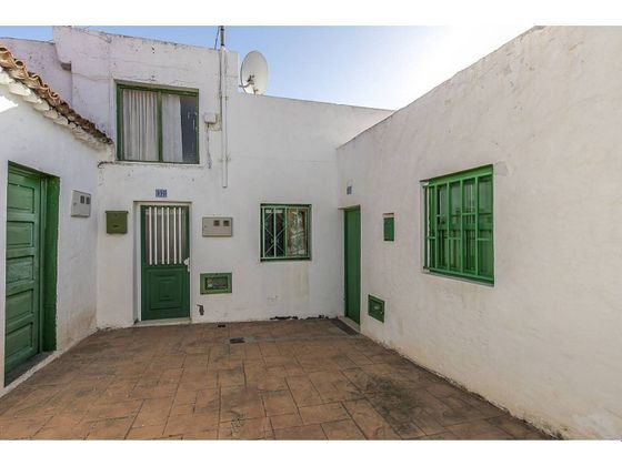 Foto 1 de Casa en venta en Arico de 6 habitaciones con jardín y balcón