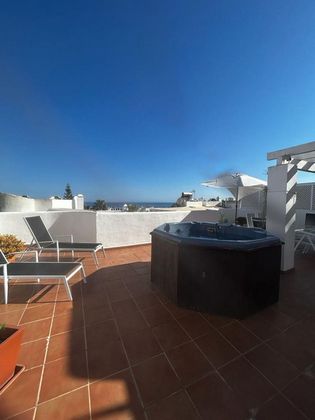 Foto 1 de Venta de ático en Lomas de Marbella Club - Puente Romano de 2 habitaciones con terraza y piscina