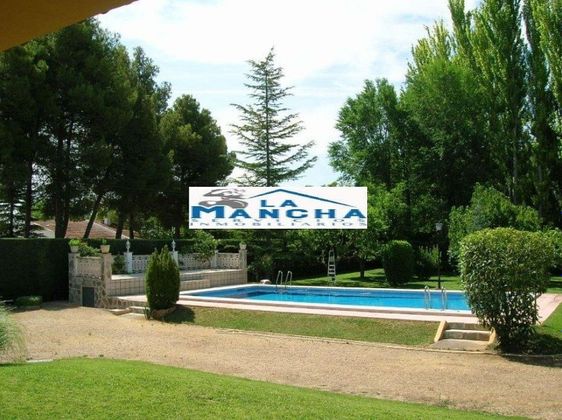 Foto 1 de Xalet en venda a Hermanos Falcó - Sepulcro Bolera de 8 habitacions amb terrassa i piscina