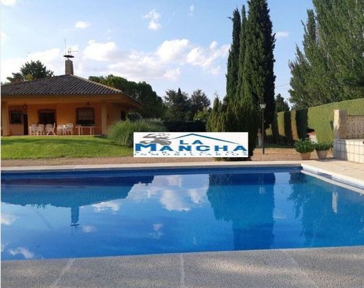 Foto 2 de Xalet en venda a Hermanos Falcó - Sepulcro Bolera de 8 habitacions amb terrassa i piscina