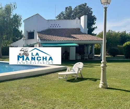 Foto 2 de Casa rural en venda a Hermanos Falcó - Sepulcro Bolera de 5 habitacions amb terrassa i piscina