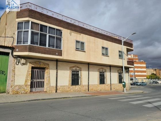 Foto 2 de Chalet en venta en calle Ecuador de 5 habitaciones con terraza y garaje