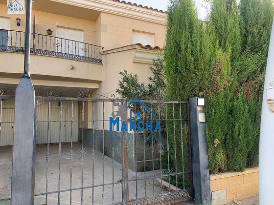 Foto 2 de Casa en venda a Madrigueras de 3 habitacions amb garatge i jardí