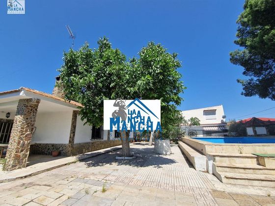 Foto 2 de Xalet en venda a calle Ojos de San Jorge de 4 habitacions amb piscina i jardí