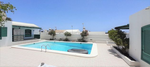 Foto 1 de Casa adosada en venta en Puerto del Carmen de 11 habitaciones con terraza y piscina