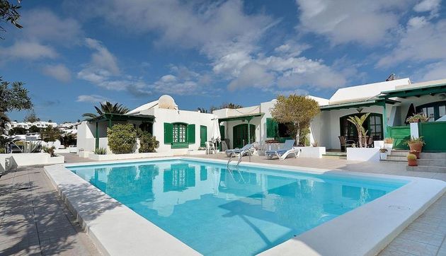 Foto 2 de Casa adossada en venda a Puerto del Carmen de 11 habitacions amb terrassa i piscina
