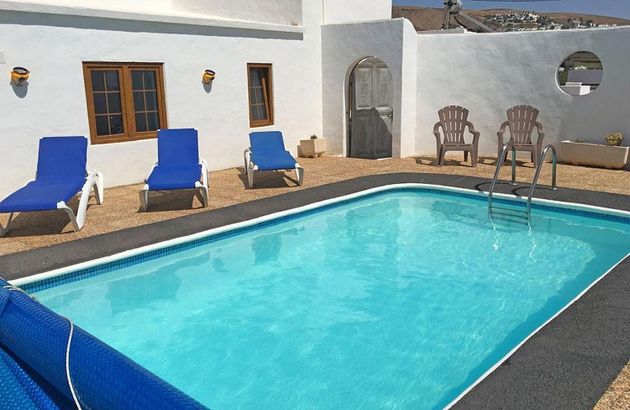 Foto 1 de Casa adossada en venda a Nazaret de 5 habitacions amb terrassa i piscina