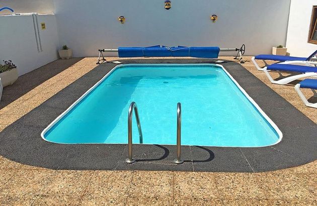 Foto 2 de Casa adossada en venda a Nazaret de 5 habitacions amb terrassa i piscina