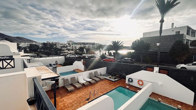 Foto 1 de Casa adosada en venta en Playa Blanca de 3 habitaciones con terraza y piscina