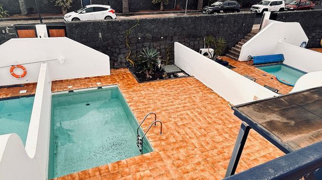 Foto 2 de Casa adosada en venta en Playa Blanca de 3 habitaciones con terraza y piscina