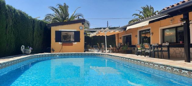 Foto 2 de Chalet en venta en Colonia Escandinavia-Cautivador de 3 habitaciones con terraza y piscina