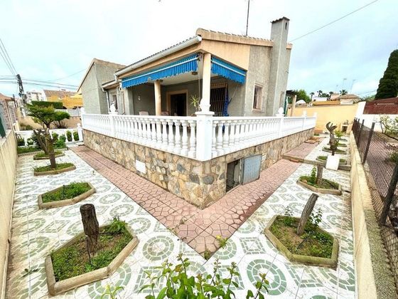 Foto 1 de Chalet en venta en Nueva Torrevieja - Aguas Nuevas de 4 habitaciones con terraza y garaje