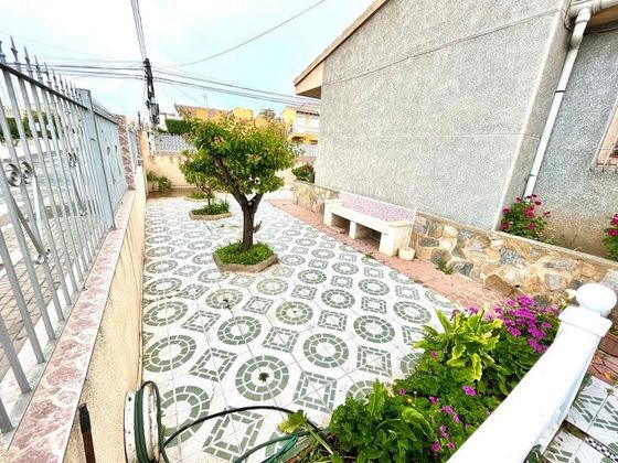 Foto 2 de Xalet en venda a Nueva Torrevieja - Aguas Nuevas de 4 habitacions amb terrassa i garatge